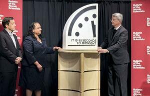　人類滅亡と見立てた午前０時までの残り時間を示す「終末時計」。残り時間が「８５秒」と１月２７日に発表され、過去最短だった２０２５年から４秒縮まった＝ワシントン（ロイター＝共同）