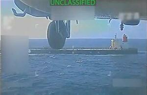 ベネズエラ沖で拿捕された石油タンカーと、付近を飛行する米軍ヘリ=10日(米司法省提供・ロイター=共同、画像の一部が加工されています)