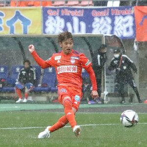 アルビレックス新潟でプレーする本間至恩＝２０２２年３月、デンカビッグスワンスタジアム