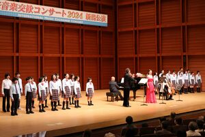 国際音楽交歓コンサートで歌声を披露する柏崎少年少女合唱団=柏崎市日石町