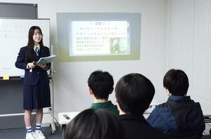 自ら考えたテーマで活動した成果を発表する「ゆきぐに探究委員会」の生徒=十日町市西本町2