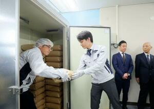 　大阪府泉大津市のコメの熟成保管庫（同市提供）