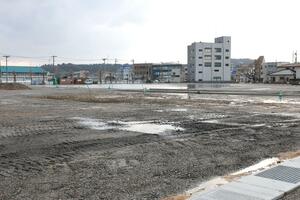 村上駅周辺まちづくり事業の用地。一部区域に統合保育園を整備する=村上市田端町