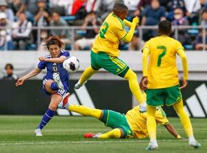 日本―南アフリカ 前半、ゴールを狙う林=堺市立サッカー・ナショナルトレーニングセンター