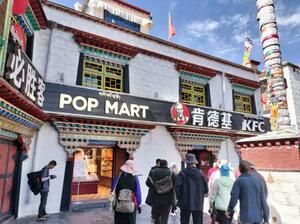 「八角街」のファストフード店=6月、中国・チベット自治区ラサ(共同)