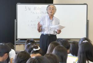 講演する土田雅穂さん=新発田市東新町
