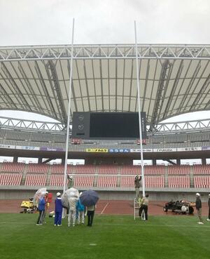 デンカビッグスワンスタジアムに仮設置されたラグビー用のゴールポスト（県ラグビーフットボール協会提供）