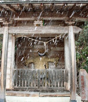 昨年作られた武須沢入の鍾馗様。集落の入り口のお堂で住民を見守り続ける=2月1日、阿賀町小出