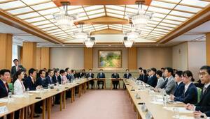 皇族数確保策に関する「立法府の総意」案を各党派に示すため、衆参両院が開いた全体会議=8日午後、衆院議長公邸