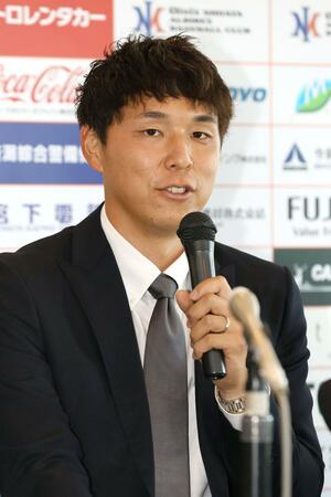 入団会見で意気込みを語る新潟市秋葉区出身の笠原祥太郎投手=新潟市中央区