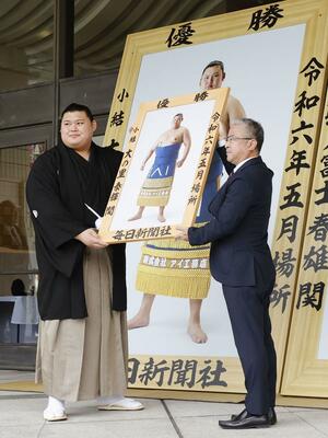 優勝額贈呈式に出席した大の里(左)=7日、東京・両国国技館