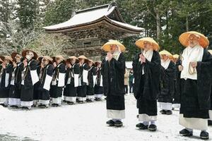 　金剛峯寺前庭で行われた「報恩托鉢寒行」の出発式＝２３日、和歌山県高野町
