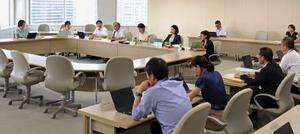 保護者のカスタマーハラスメント防止策を話し合った東京都の有識者会議=8月、東京都庁