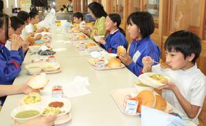 シカ肉を使ったハンバーグをほお張る磯部小の児童=糸魚川市