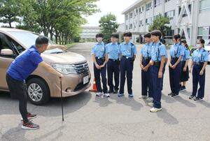 交通事故の捜査を体験する中学生ら=新潟市西区小新西2