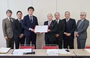 覚書に調印した中村崇会長(左から3人目)と西方勝一郎会頭(同4人目)=十日町市駅通り