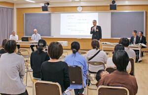 小中学校再編方針案の保護者向け説明懇談会=魚沼市下島