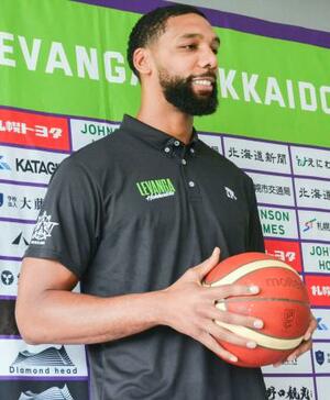 　バスケットボールＢリーグ１部の北海道への入団記者会見を行ったジャリル・オカフォー＝２８日、札幌市