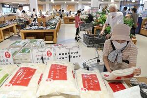 新米コシヒカリを買い求める客=9月11日、新潟市東区のとんとん市場松崎店