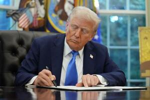 米国の永住権を取得できる「ゴールドカード」の新制度整備を命じる大統領令に署名するトランプ大統領=9月、ホワイトハウス(ロイター=共同)