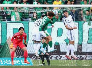 　東京Ｖ―町田　後半終了間際、ヘディングで同点ゴールを決める東京Ｖ・吉田（右から２人目）。ＧＫ谷＝味スタ