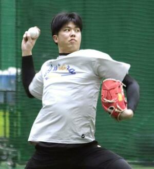 練習を公開した阪神・才木=兵庫県尼崎市