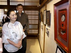 瞽女ミュージアム高田の小川善司事務局長の案内で館内を見学する演歌歌手の石川さゆりさん(左)=6月27日、上越市東本町1の瞽女ミュージアム高田