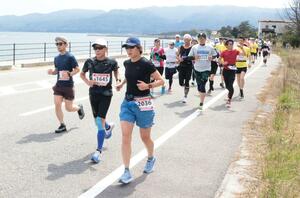 約1500人のランナーが佐渡路を駆け抜けた「佐渡トキマラソン」=4月21日、佐渡市