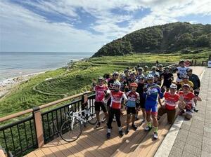 絶景で知られる白米千枚田とサイクリスト=2025年9月15日、石川県輪島市(砂田弓弦さん提供)