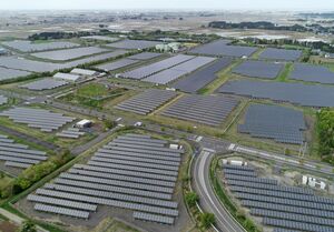 県が管理する新潟東部太陽光発電所=阿賀野市