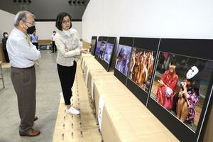 県展の写真部門を審査する織作峰子さん、前川彰一さん=5月20日、新潟市中央区の朱鷺メッセ