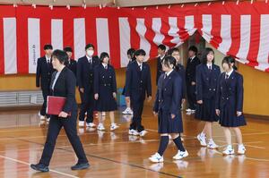 島留学を受け入れている羽茂高校で4月7日に行われた入学式=佐渡市羽茂本郷