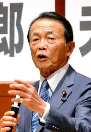 岐阜県大垣市で開かれた集会で発言する自民党の麻生最高顧問=17日午後