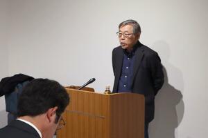 「亡国の食料農業政策」と題して講演する山下一仁氏=新潟市中央区