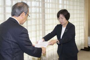 花角英世知事に意見書を提出した井上智美代表監査委員(右)=14日、県庁