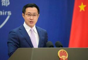 記者会見する中国外務省の林剣副報道局長=1日、北京(共同)