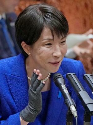 参院予算委の集中審議で答弁する高市首相=25日午前