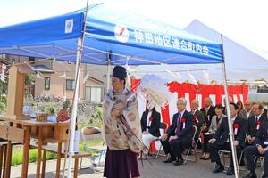 住民らが宝田橋の架け替えを祝った記念式典＝長岡市松葉１