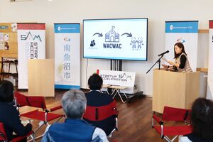 今後の展望について報告する市チャレンジ支援事業補助金の採択者=南魚沼市六日町