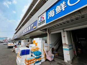 鮮魚や水産加工品の卸売店などが並ぶ海鮮市場=6月30日、北京(共同)