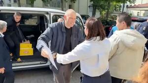釈放された反政権活動家チハノフスキー氏(中央)(妻スベトラーナ・チハノフスカヤさんのXから・ロイター=共同)