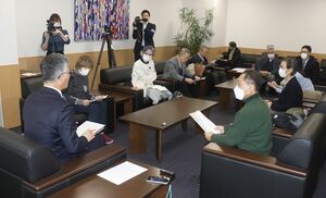 柏崎市の桜井雅浩市長と面会する原発反対の市民団体メンバー=12月25日、柏崎市役所