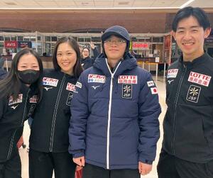 　スケートアメリカに向け米国入りした（左から）渡辺倫果、吉田陽菜、友野一希、壷井達也＝１１日、オールバニ空港（共同）