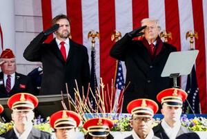 11日、米アーリントン国立墓地で、敬礼するトランプ大統領(右)とバンス副大統領=ワシントン近郊(ロイター=共同)