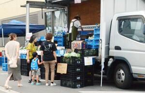 地元産の野菜などが並んだ「つなん軽トラ市」=新潟県津南町役場駐車場