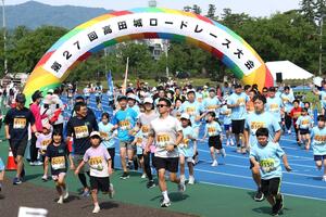 高田城ロードレース大会で力走するランナーたち＝７日、上越市本城町