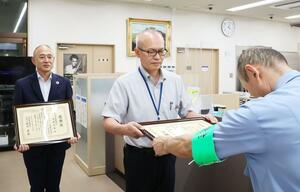 感謝状を受け取る行員ら＝長岡市関原町２