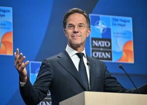 北大西洋条約機構(NATO)の首脳会議の期間中に開かれた記者会見で発言するルッテ事務総長=25日、オランダ・ハーグ(ゲッティ=共同)