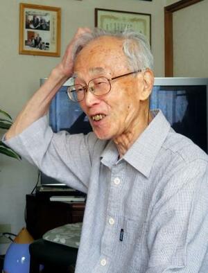 取材に応じる片桐重男さん=9日、東京都国分寺市