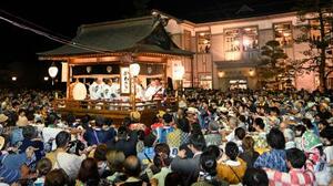 岐阜県郡上市で開幕した「郡上踊」=12日夜